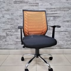 Кресло Barneo K-138 для персонала (черная ткань оранжевая сетка) в Новоуральске - novouralsk.mebel24.online | фото